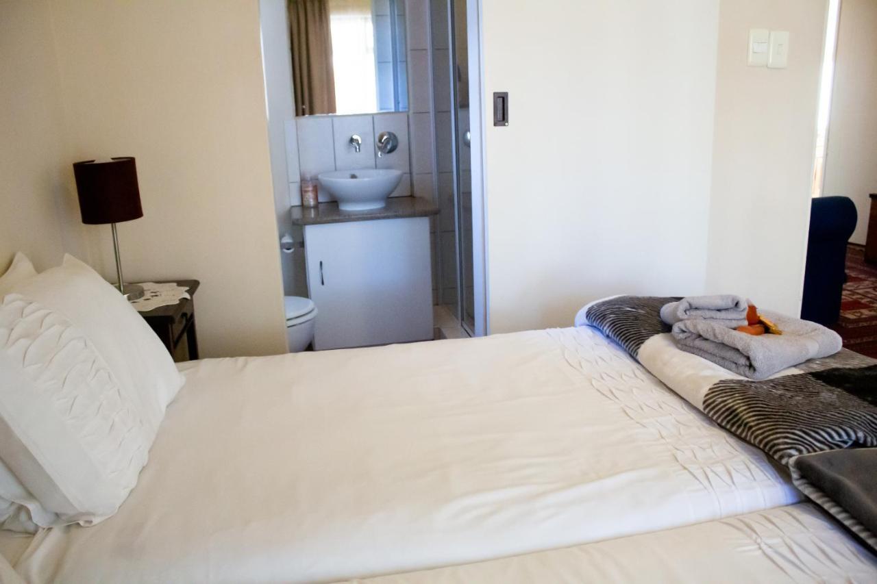 Bed and Breakfast De Oude Yotclub Oudtshoorn Esterno foto