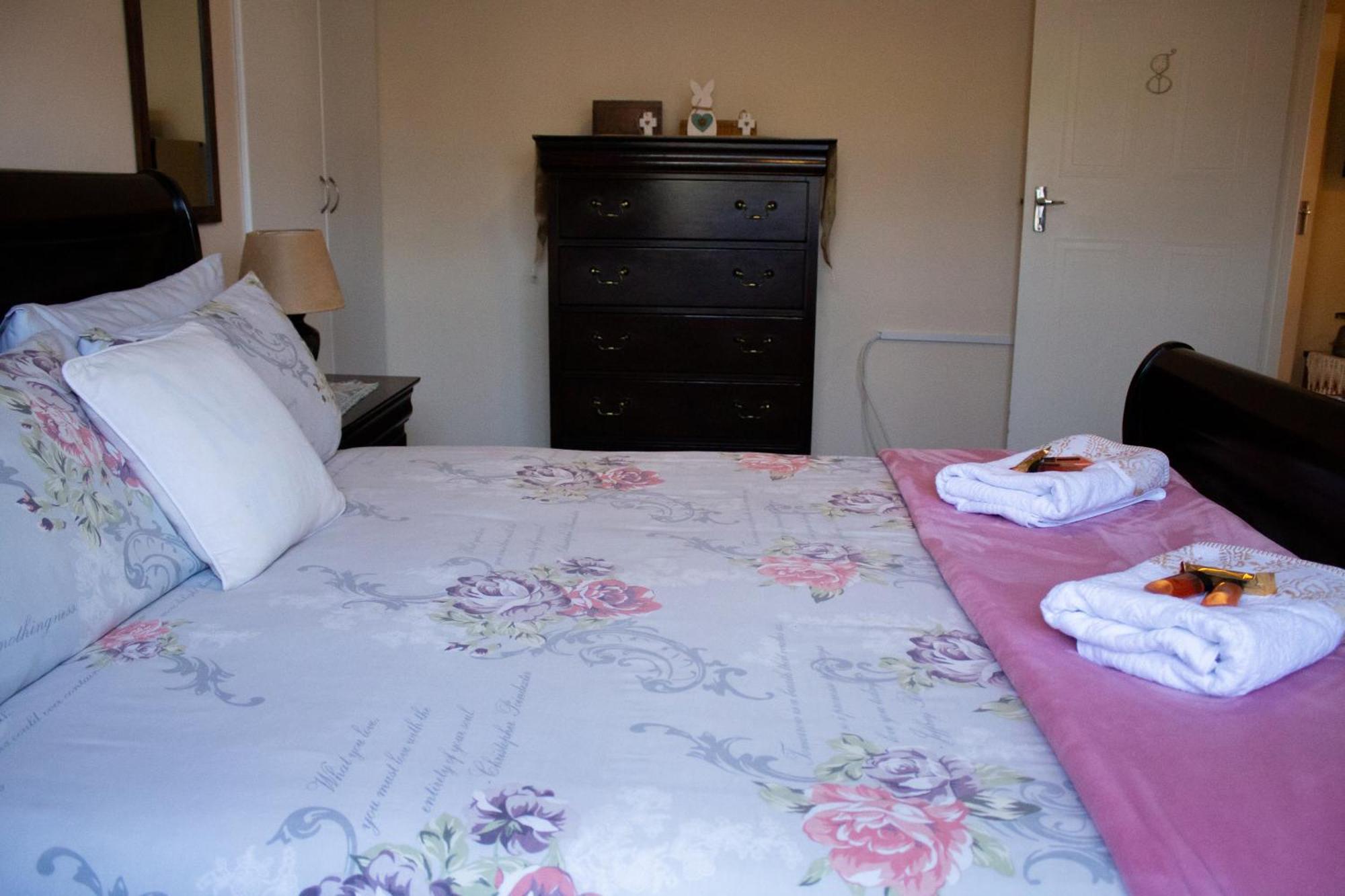 Bed and Breakfast De Oude Yotclub Oudtshoorn Esterno foto
